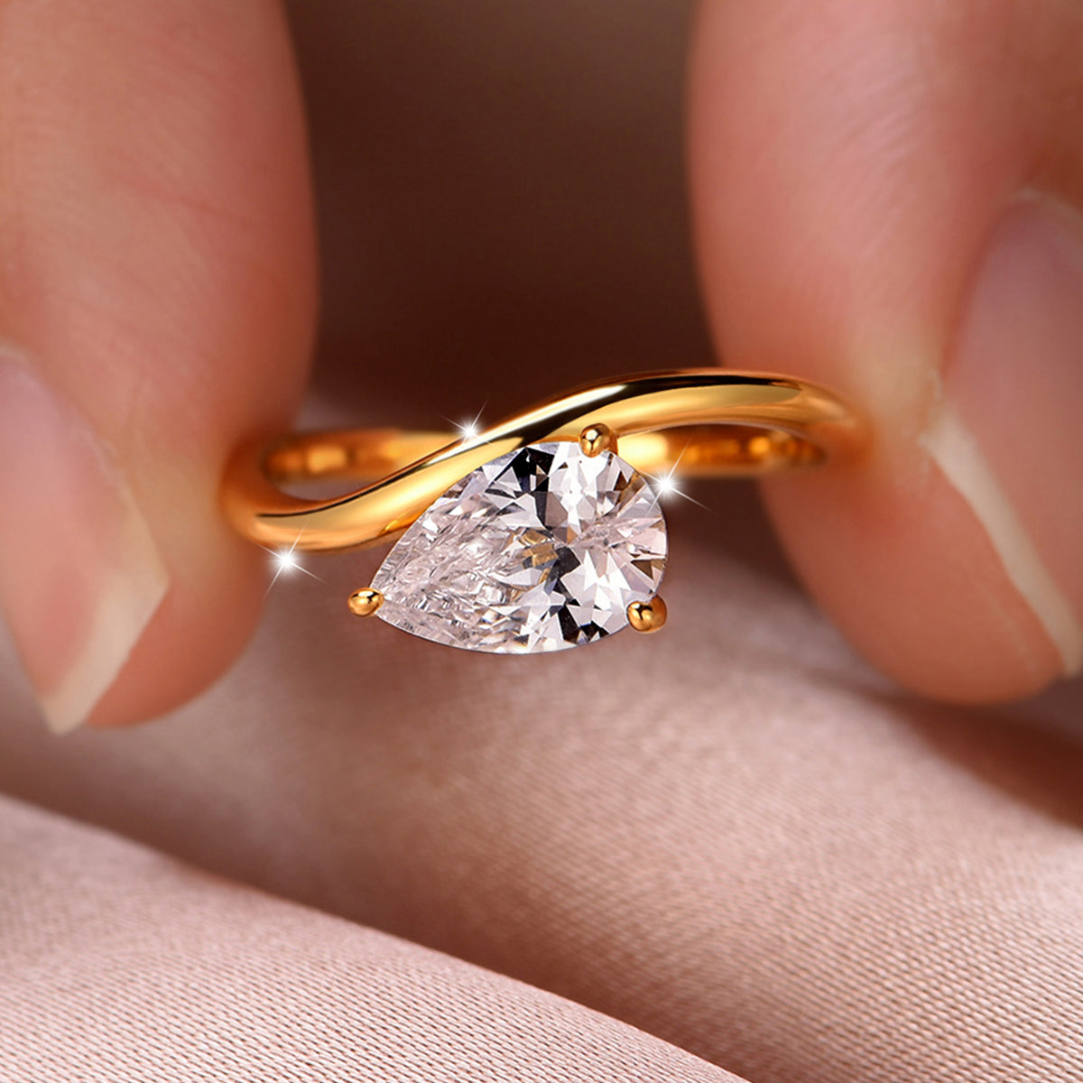 Planderful Moissanite Ring For Women 1.5CT Pear Shape Sparkling Wavy Gold Plated Sterling Silver