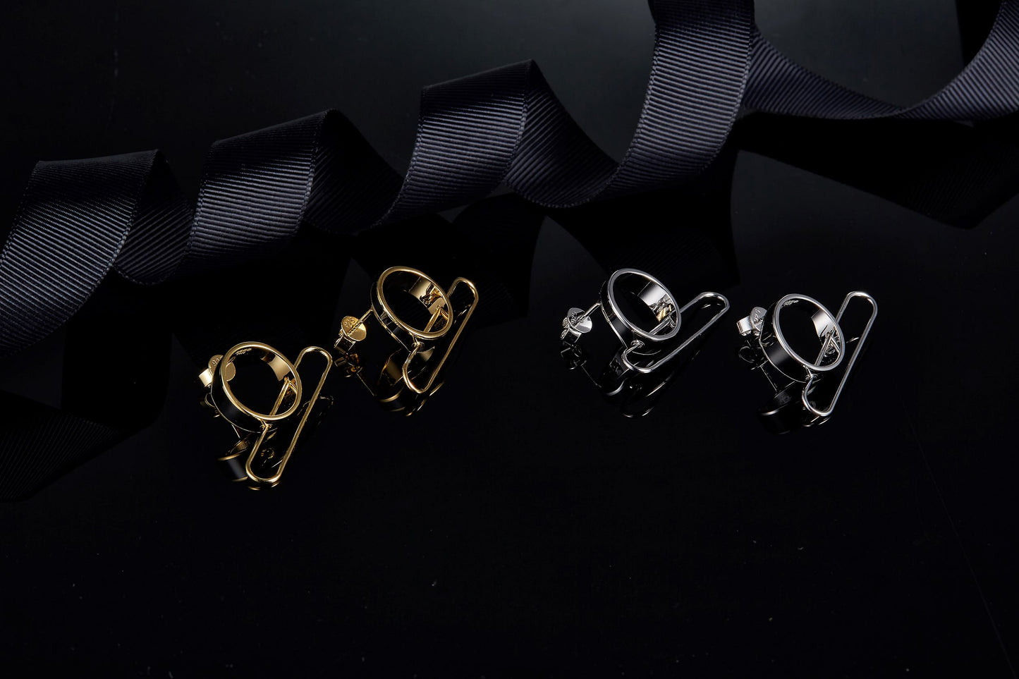 (Two Colours) Metal Circle Enamel Studs Earrings for Women