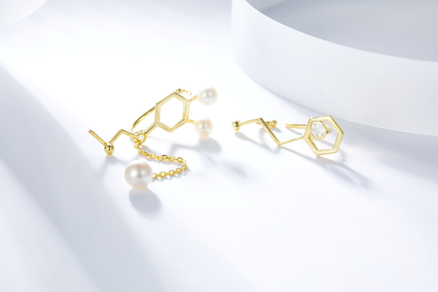 Golden Molecule Structure Shape Enamel with Pearl Ear Bone Clips for Women