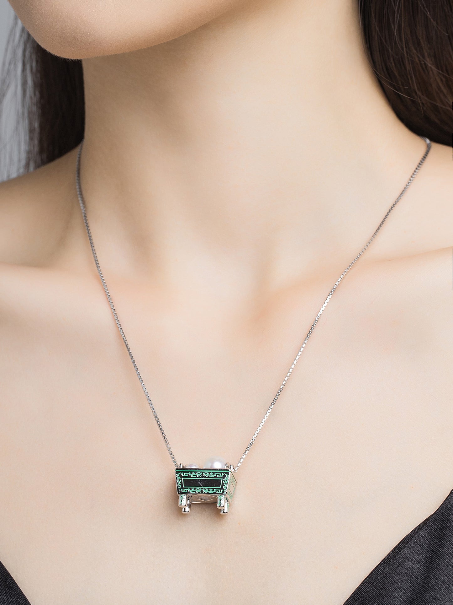 Quadripod Ding Enamel with Pearl Silver Nekclace for Women