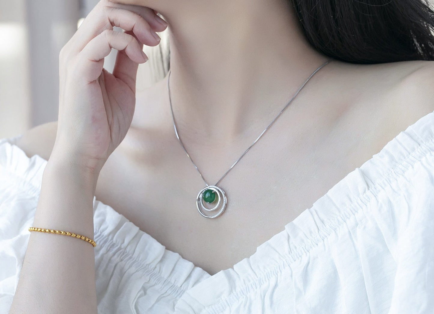 Sense of Advanced Design Natural Green Agate Circle Pendant Silver Necklace for Women
