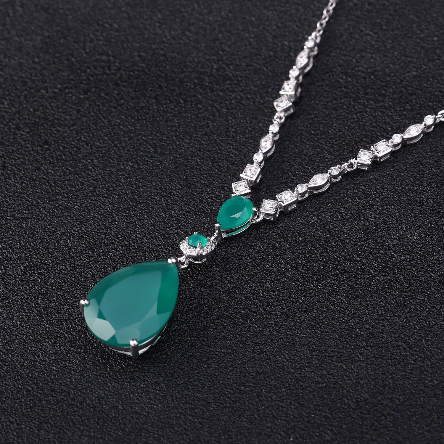 uropean Style Inlaid Natural Green Agate Three Prongs Pear Drop Pendants Silver Necklace for Women