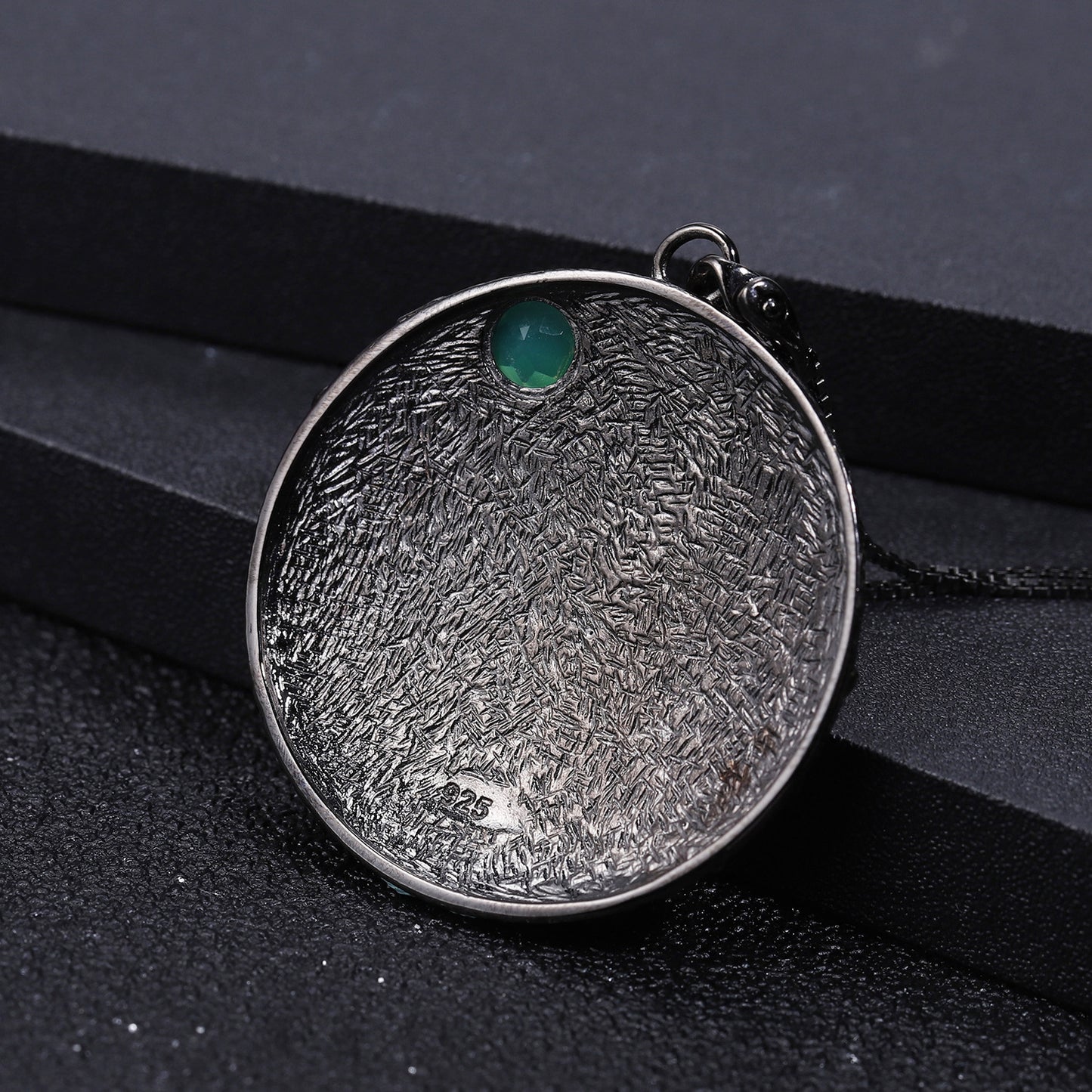 Dark Style Retro Design Natural Green Agate Chasing The Sun Pendant Silver Necklace for Women