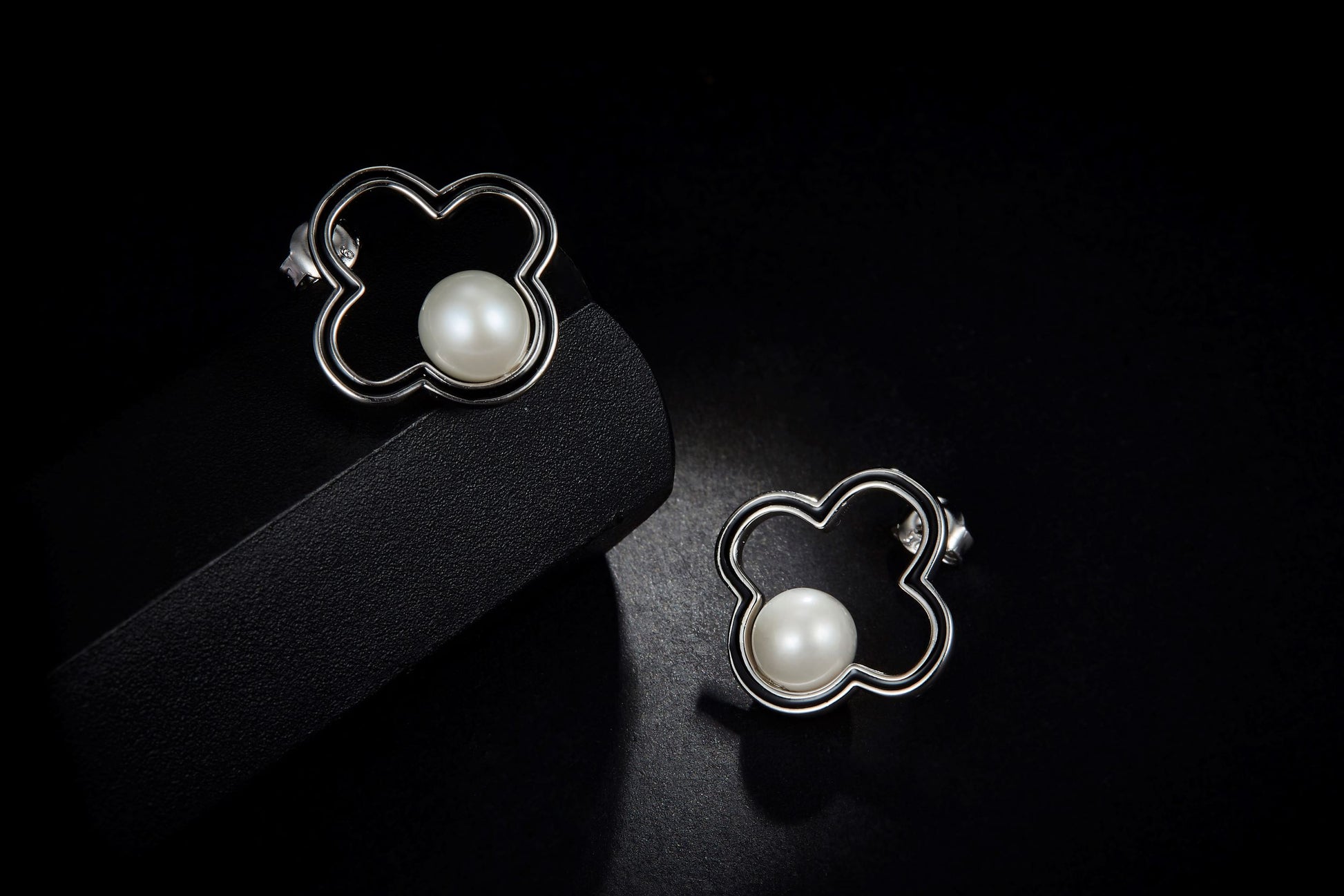 Black Clover-shape Enamel with Pearl Silver Studs Earrings for Women
