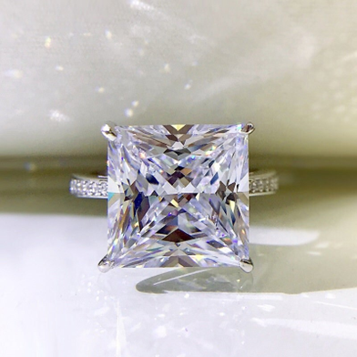Differences between white zircon and diamond