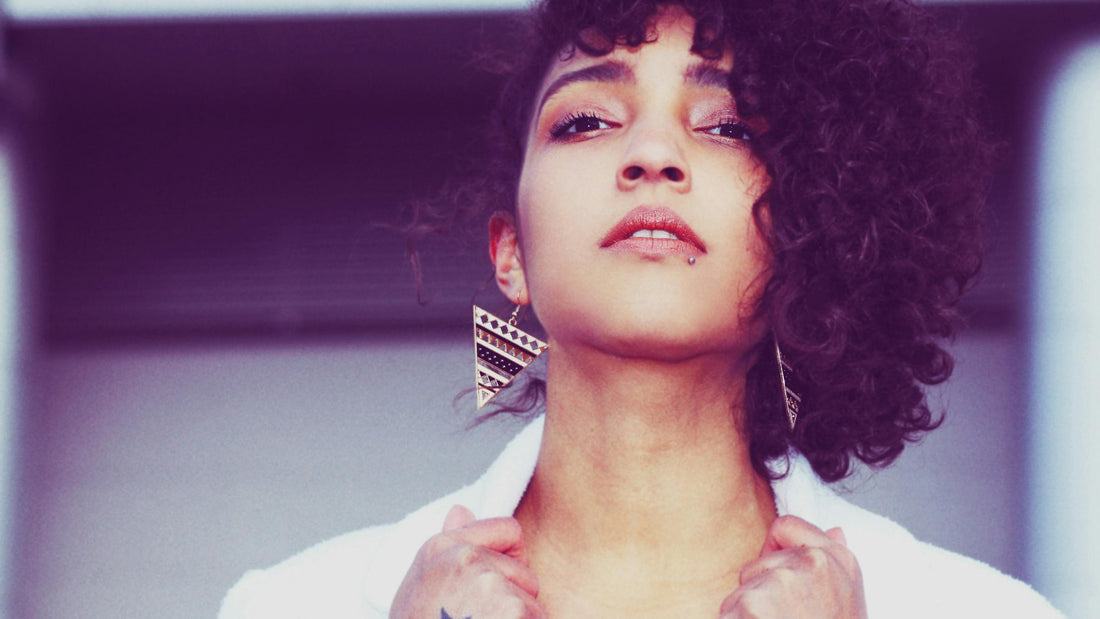 How to Add a Retro Touch with 1950s-Inspired Jewelry: A Guide to Timeless Style