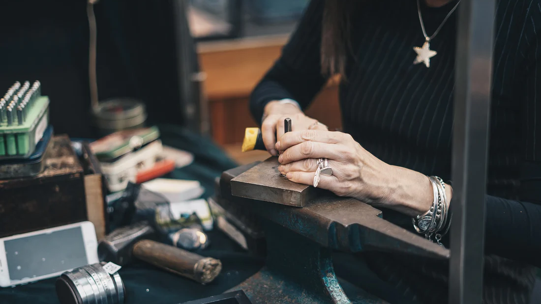 When Should You Choose Personalized Jewelry? A Guide to Unique & Meaningful Gifts