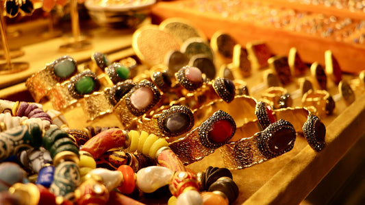 What Are the Most Popular Materials in Vintage and Retro Jewelry? A Comprehensive Guide