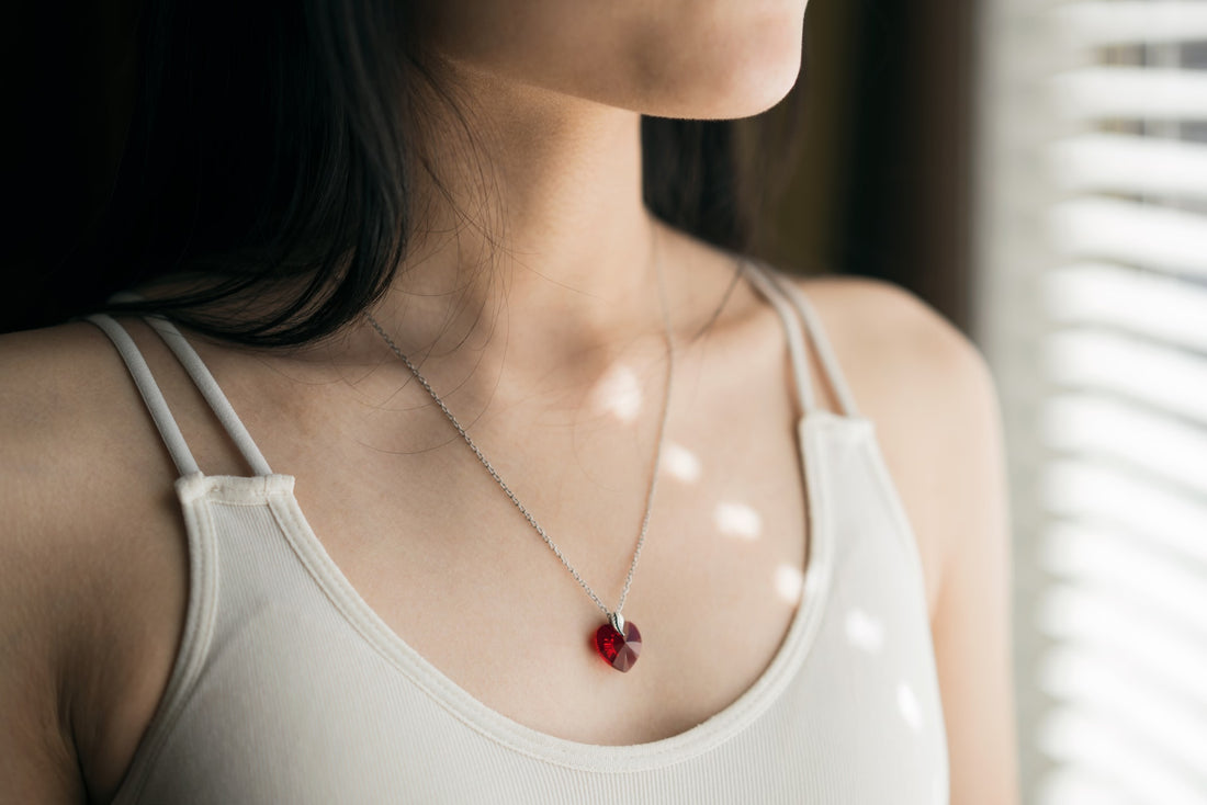 How to choose the perfect necklace according to your neckline type