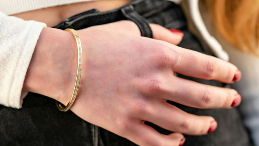 How to Create a Signature Look with Minimalist Luxury Jewelry: A Guide to Effortless Elegance