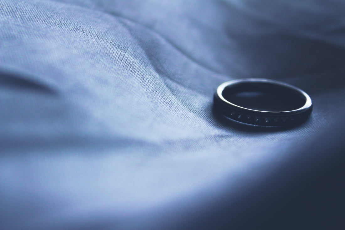 What is the difference between an engagement ring and a wedding band?
