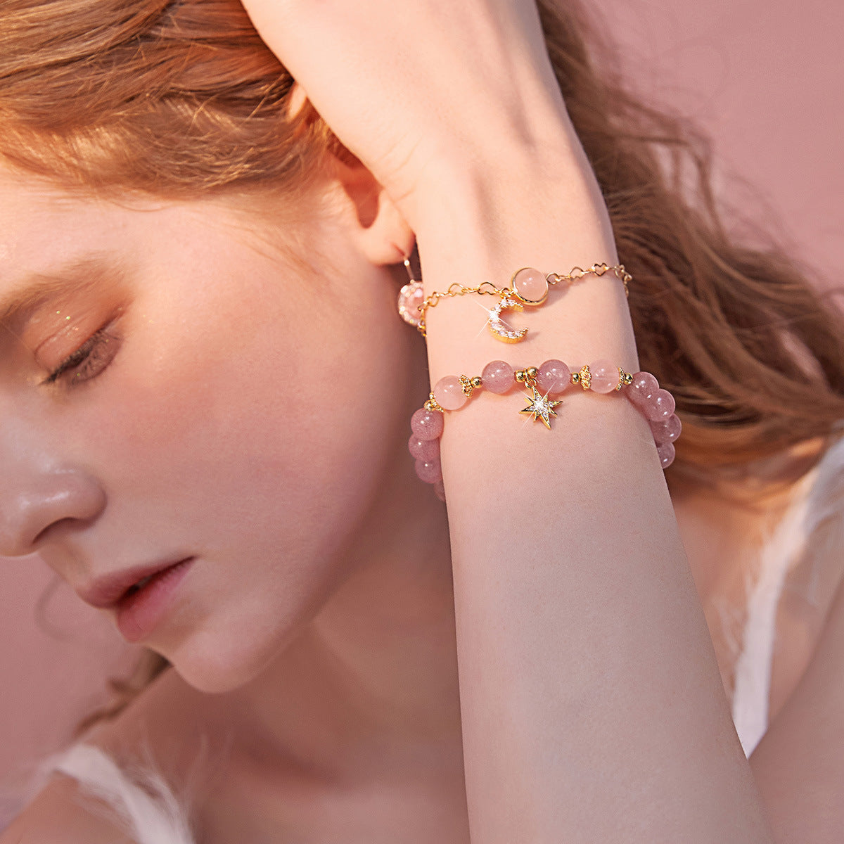 Actress Yueins Small Crowd Crystal Bracelet in Strawberry Design