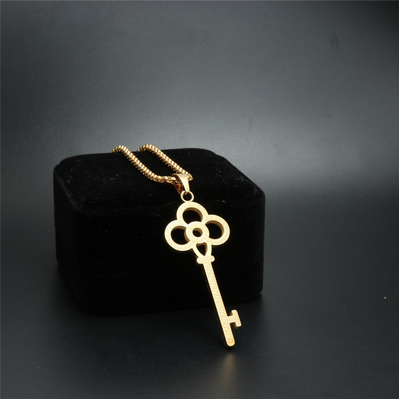 Trendy Titanium Steel Key Pendant Necklace with Great Wall Pattern - Stylish Gift for Women
