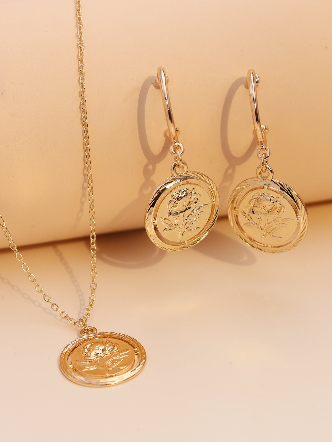 Wholesale European Cross-border Rose Jewelry Set with Embossed Pendant