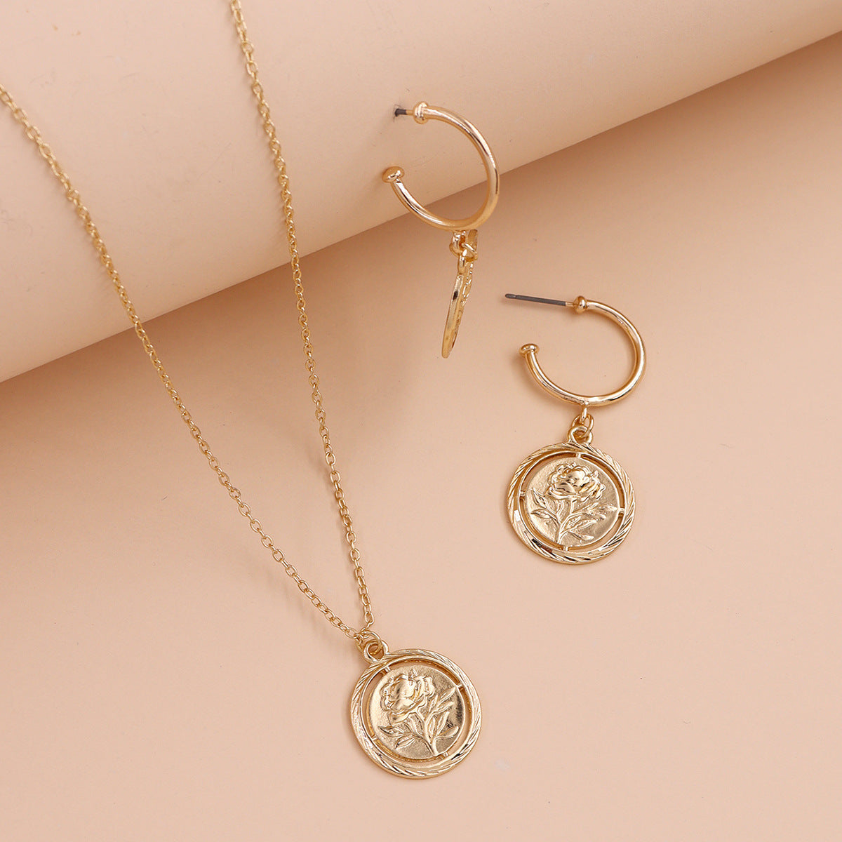 Wholesale European Cross-border Rose Jewelry Set with Embossed Pendant