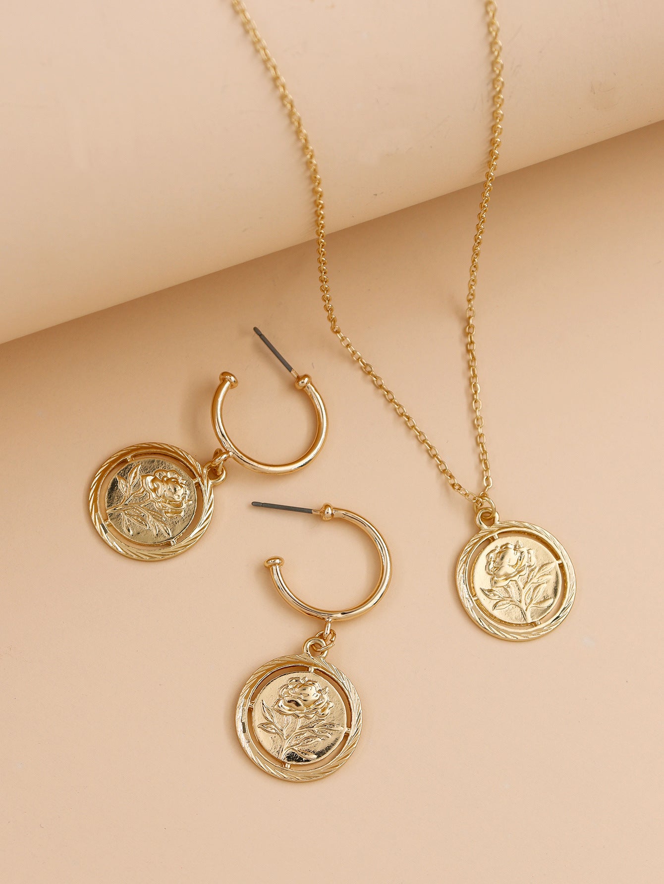 Wholesale European Cross-border Rose Jewelry Set with Embossed Pendant