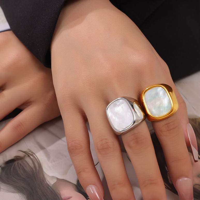 Elegant Hepburn-Inspired White Fritillary Design Gold-Plated Ring