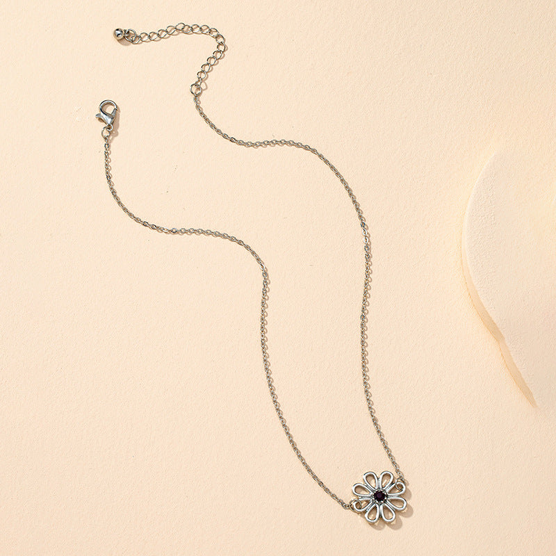 Fashionable Metal Flower Necklace - Elegant Clavicle Chain with Cross-Border Neck Ornaments from Vienna Verve Collection