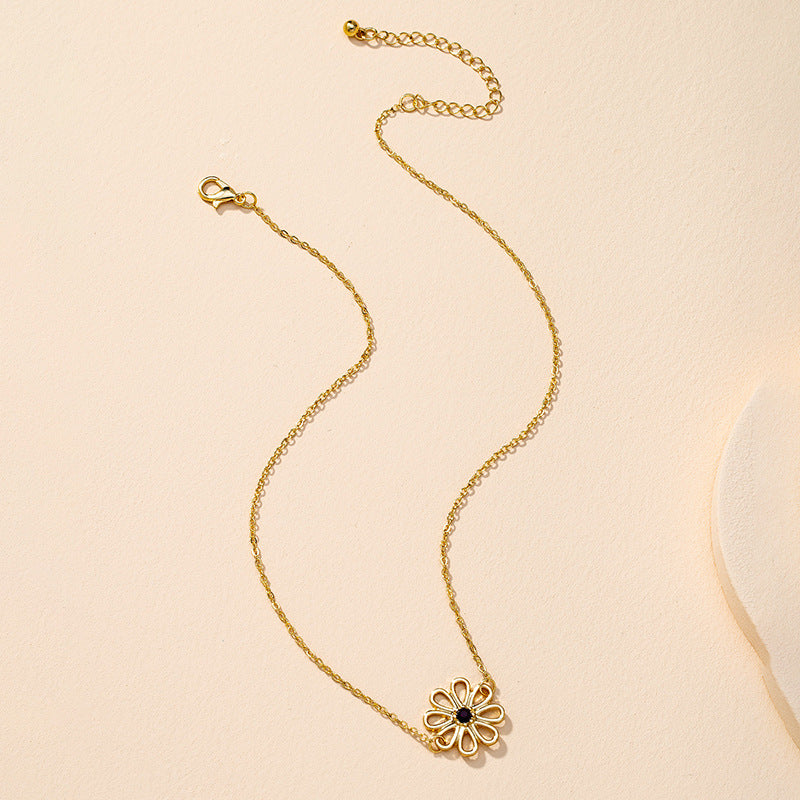 Fashionable Metal Flower Necklace - Elegant Clavicle Chain with Cross-Border Neck Ornaments from Vienna Verve Collection