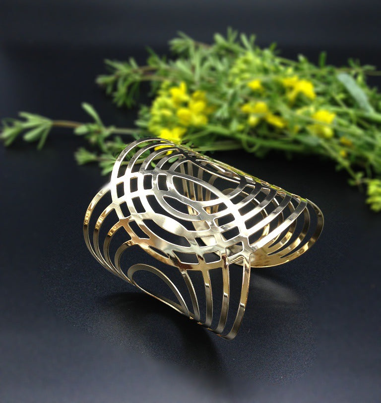 Chic Women's Metallic Bracelet with Intricate Detailing