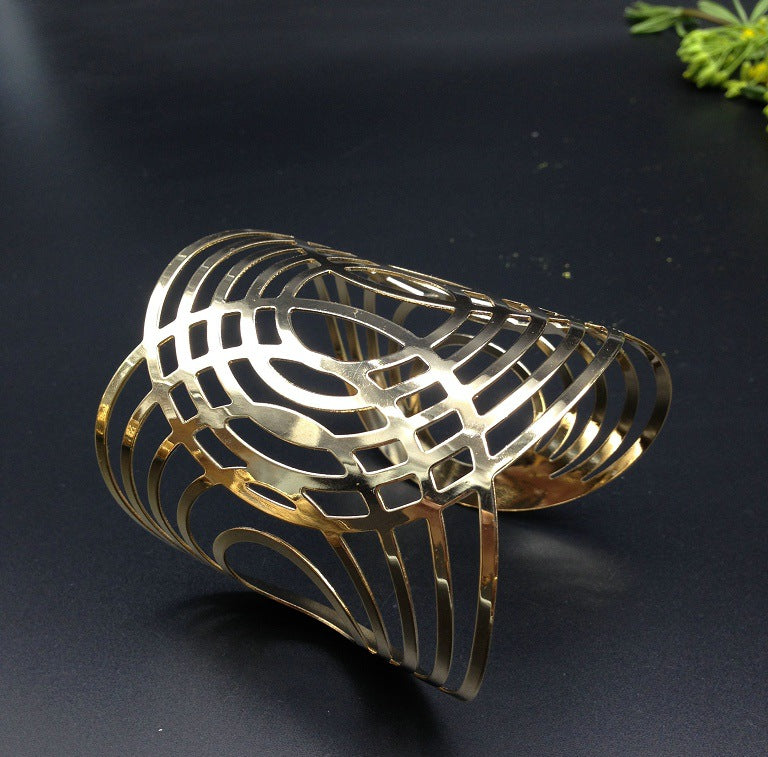 Chic Women's Metallic Bracelet with Intricate Detailing