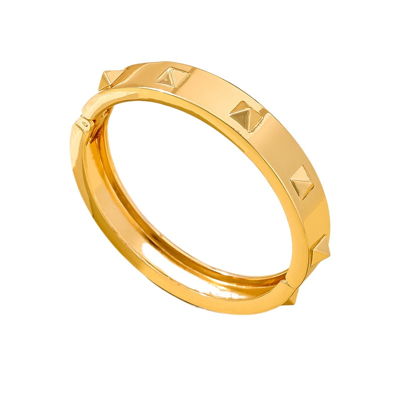 Planderful Vienna Verve Bracelet – Fashionable Metal Design with Rivet Spring Buckle