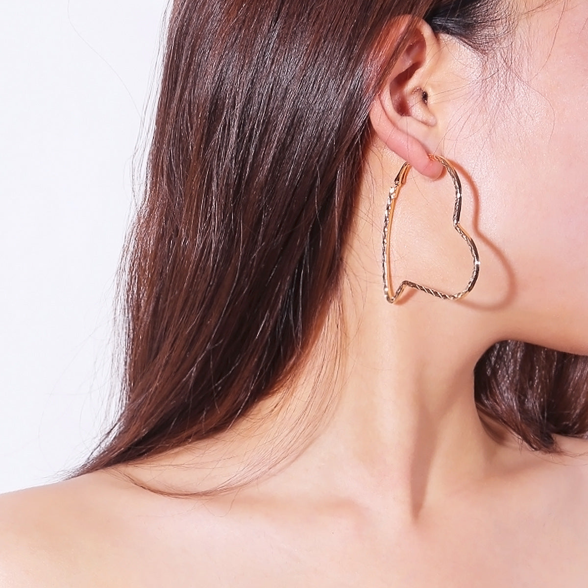 Retro Style Hollowed Metal Heart Earrings with Exaggerated Design