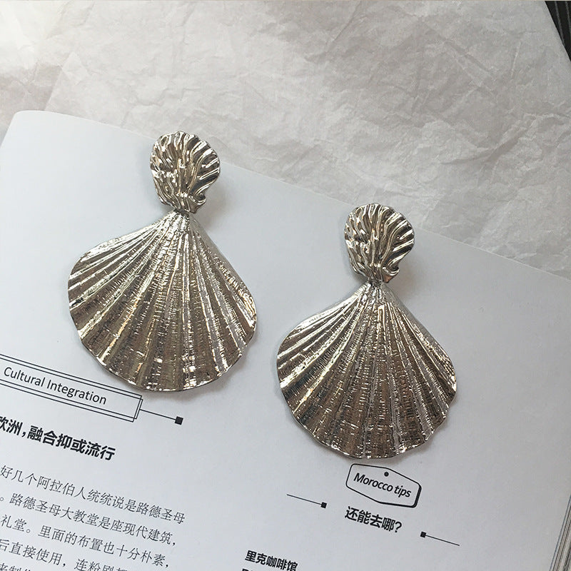 Alloy Shell Earrings with Retro Catwalk Charm