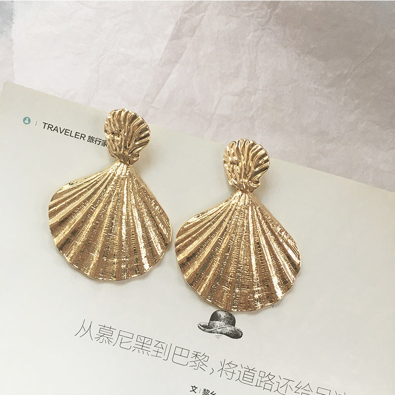 Alloy Shell Earrings with Retro Catwalk Charm