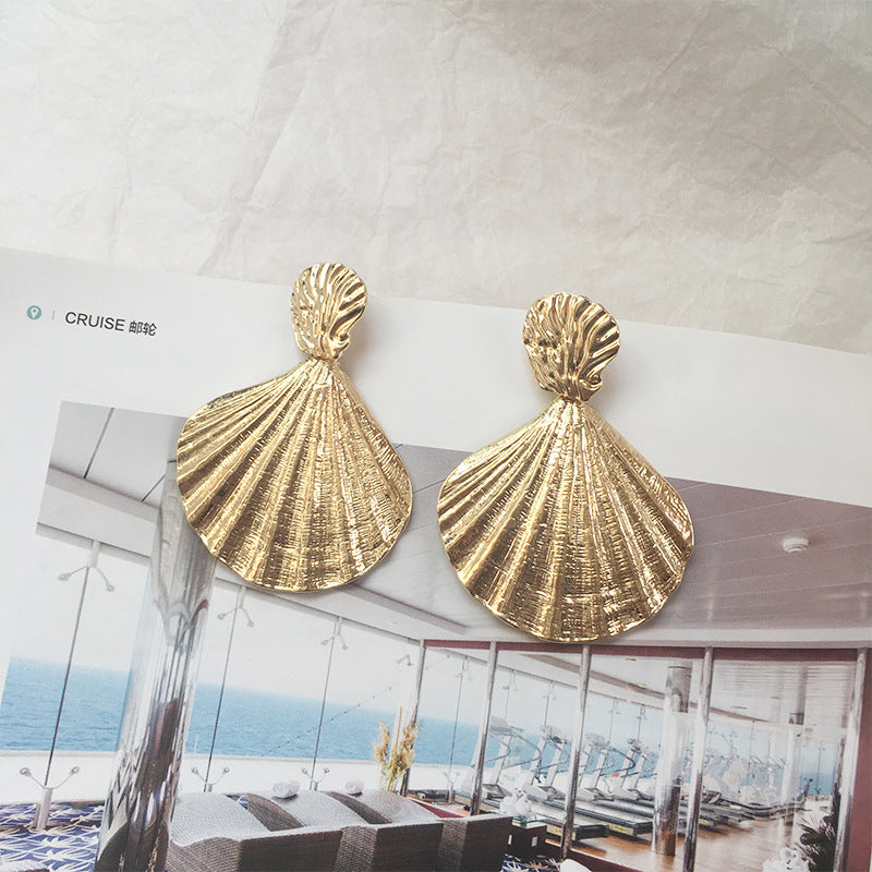 Alloy Shell Earrings with Retro Catwalk Charm