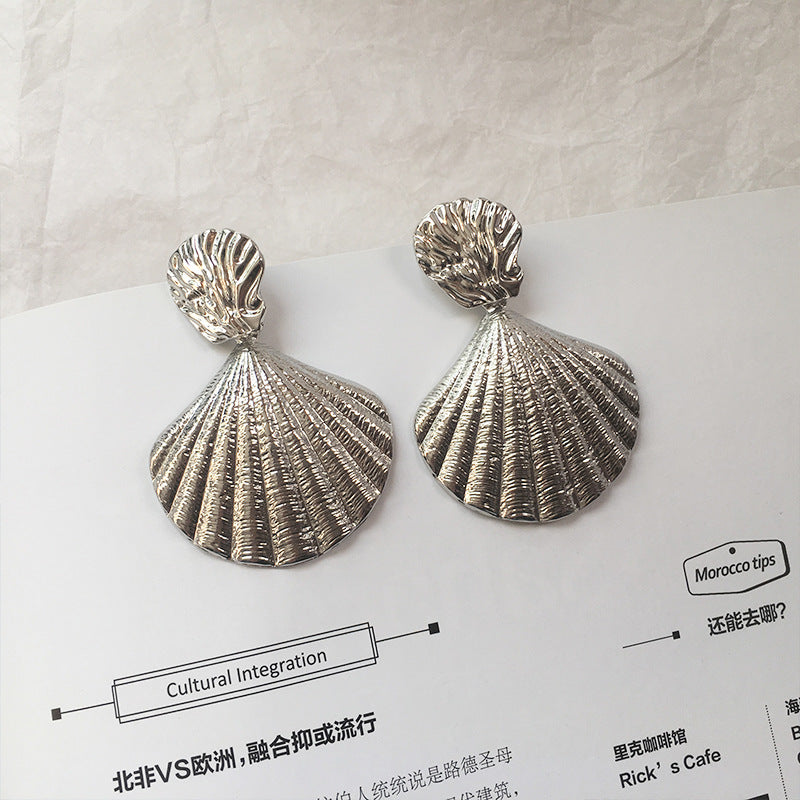 Alloy Shell Earrings with Retro Catwalk Charm