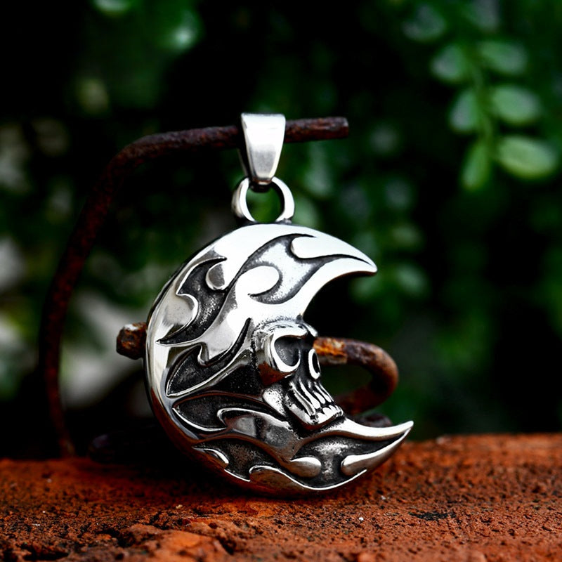 Retro Punk Hip-Hop Stainless Steel Skull Pendant for Men – Wholesale Titanium Steel Jewelry with New Moon Design