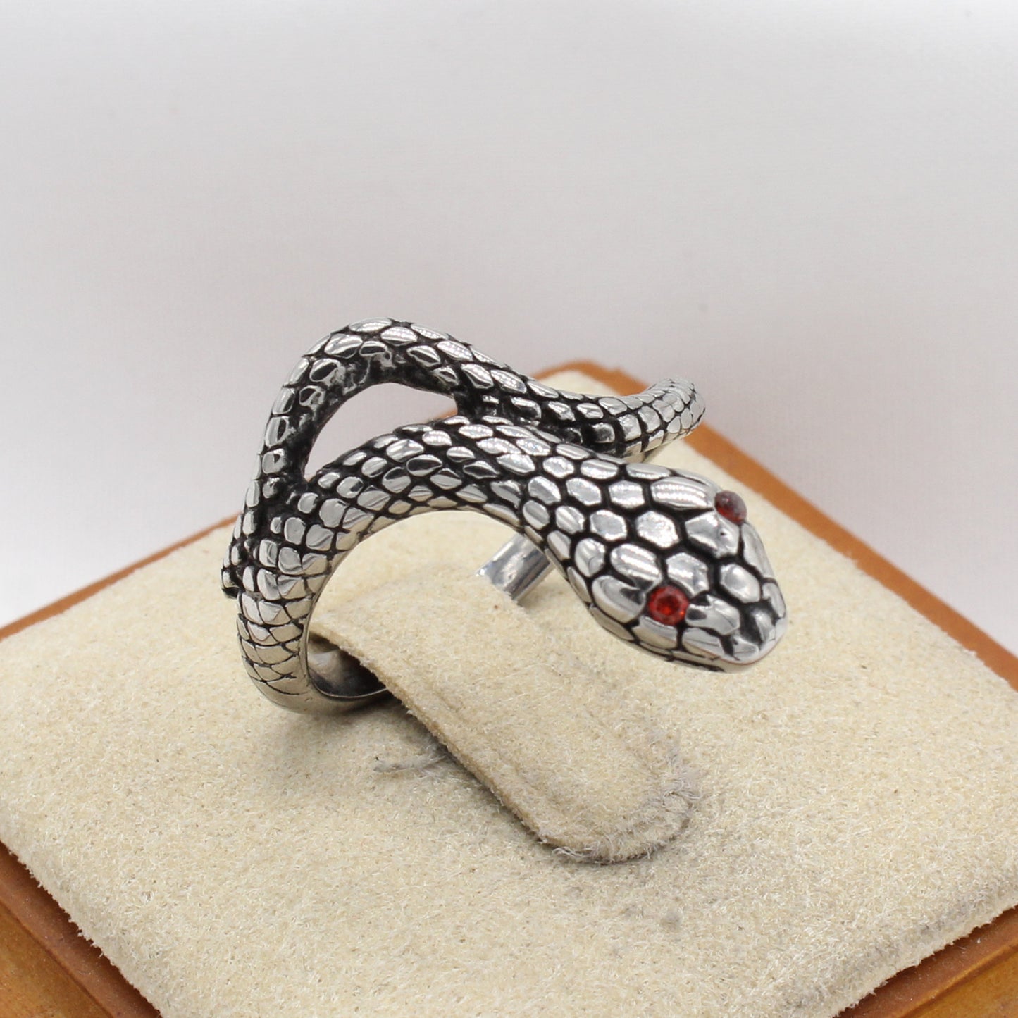 Planderful Everyday Genie – European and American Personalized Retro Snake Titanium Steel Ring