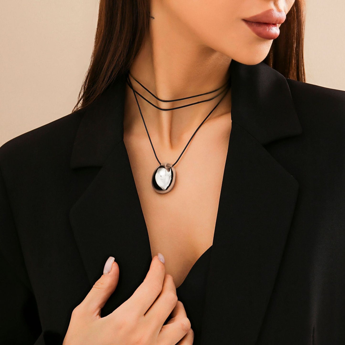Multi-layered Oval Pendant Choker Necklace in Glossy Finish