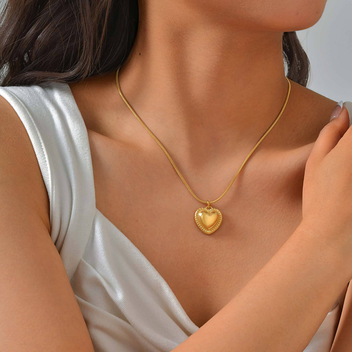 Style Women's Collarbone Chain – Stainless Steel Round Snake Chain Heart-Shaped Necklace