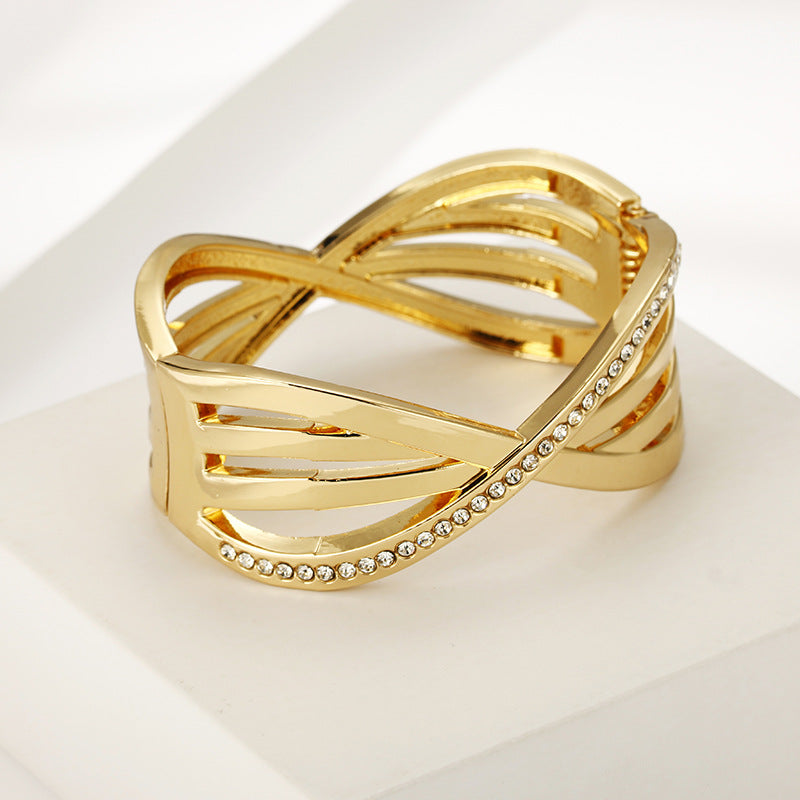 Rhinestone-Embellished Metal Bracelet with Unique Style and Factory Direct Wholesale