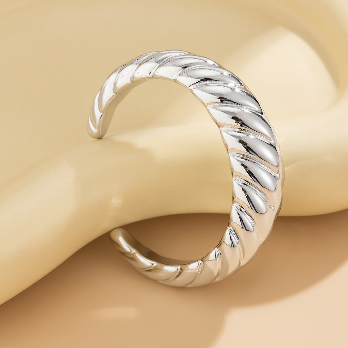 Planderful Vienna Verve Bracelet – Fashionable Geometric Design