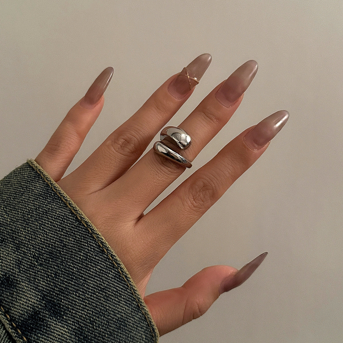 European and American Jewelry Collection: Glamorous Glossy Ball Ring Set with Open Round Design, Unique Geometric Curved Hand Accessory
