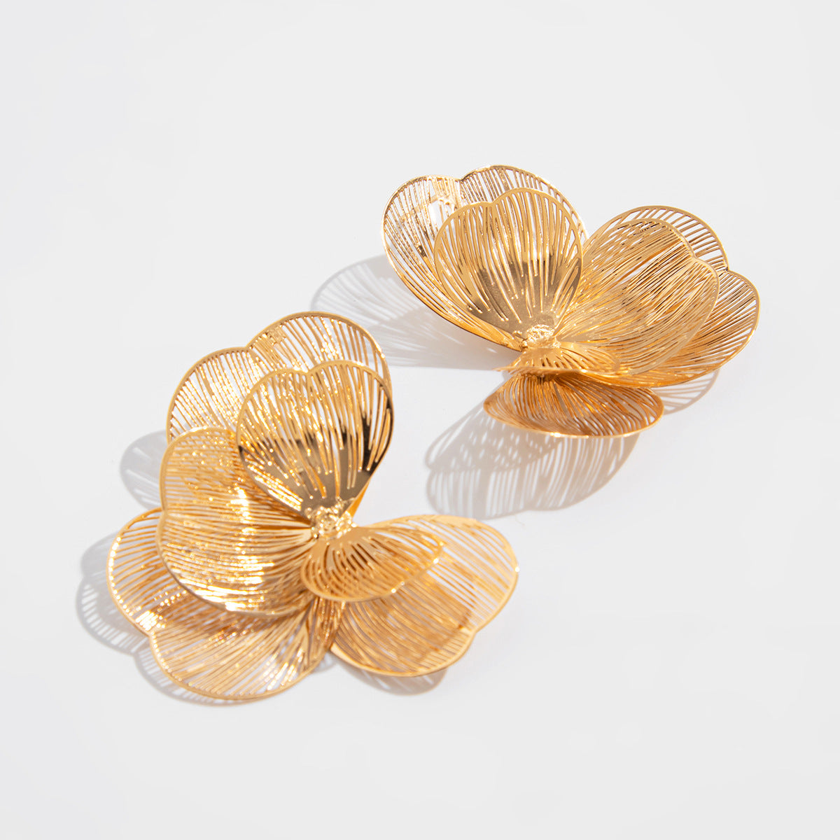 Planderful Vienna Verve Ginkgo Leaf Stud Earrings – Elegant Metal Texture with Imitation Pearl Accents