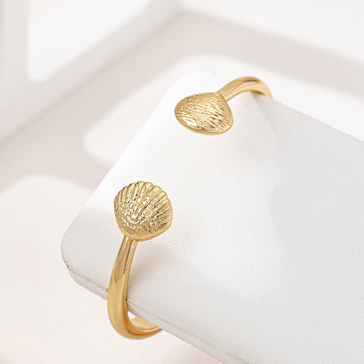 Planderful Vienna Verve Shell Metal Bracelet – Stylish Summer Accessory