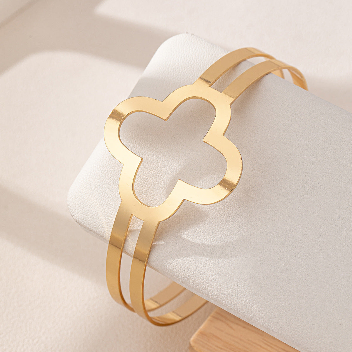 Planderful Vienna Verve Bracelet – Fashionable Hollow Metal Four-Leaf Clover Design