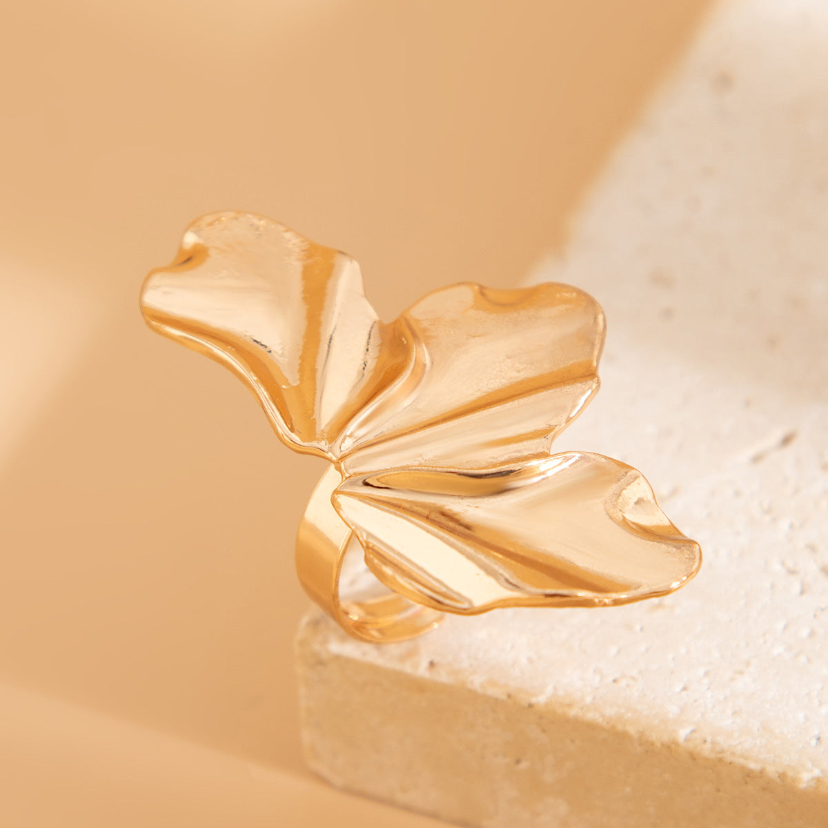 Planderful Vienna Verve Ring – Elegant Hollow Flower Design