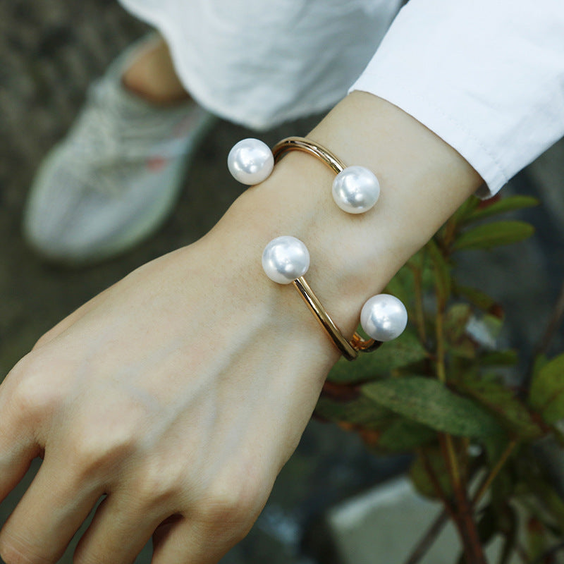 Chic Irregular Pearl and Gold-Plated Alloy Bracelet for Fashionistas