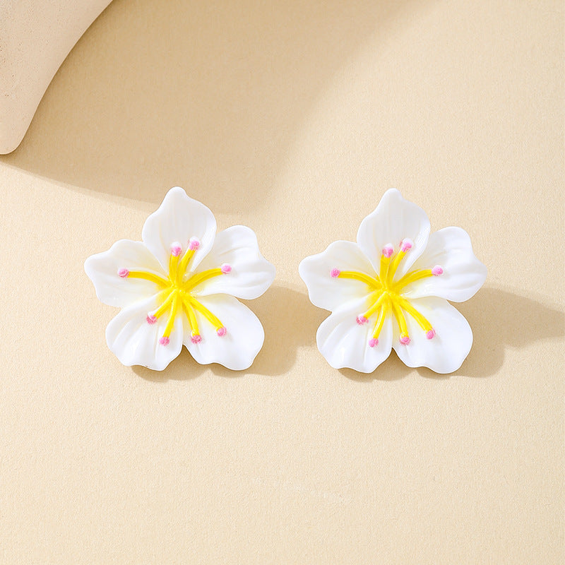 Planderful Vienna Verve Stud Earrings Set – Fashionable Peach Blossom Design