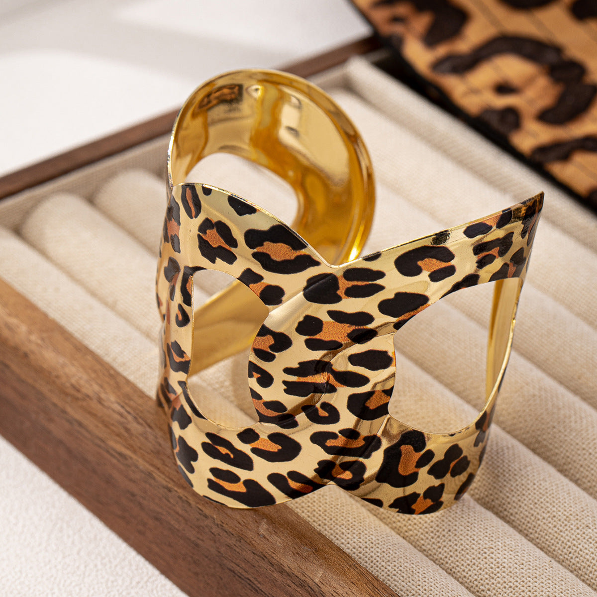 Planderful Vienna Verve Bracelet – Fashionable Metal Geometric Design