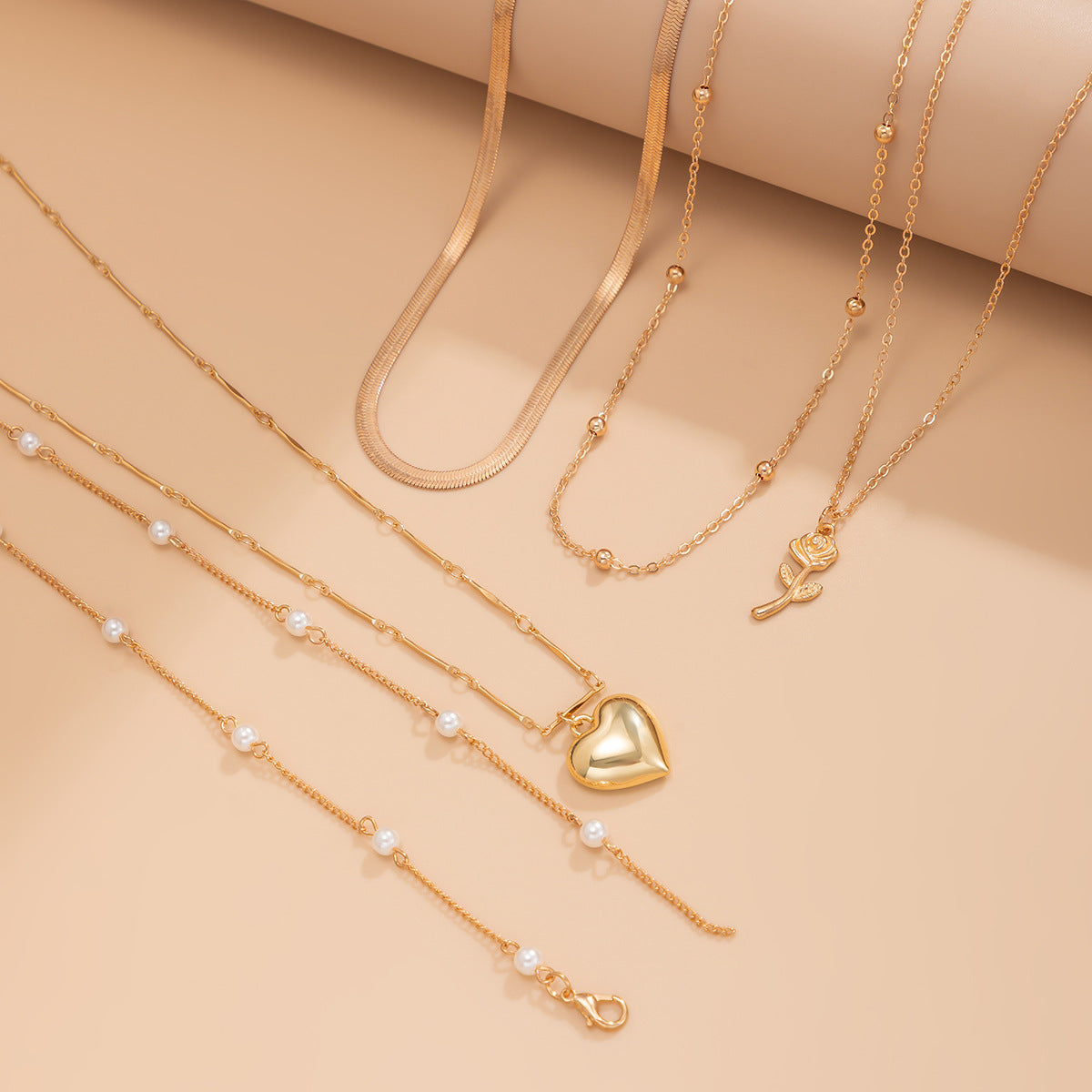 Planderful Vienna Verve Necklace – Elegant Imitation Pearl and Heart-Shaped Design