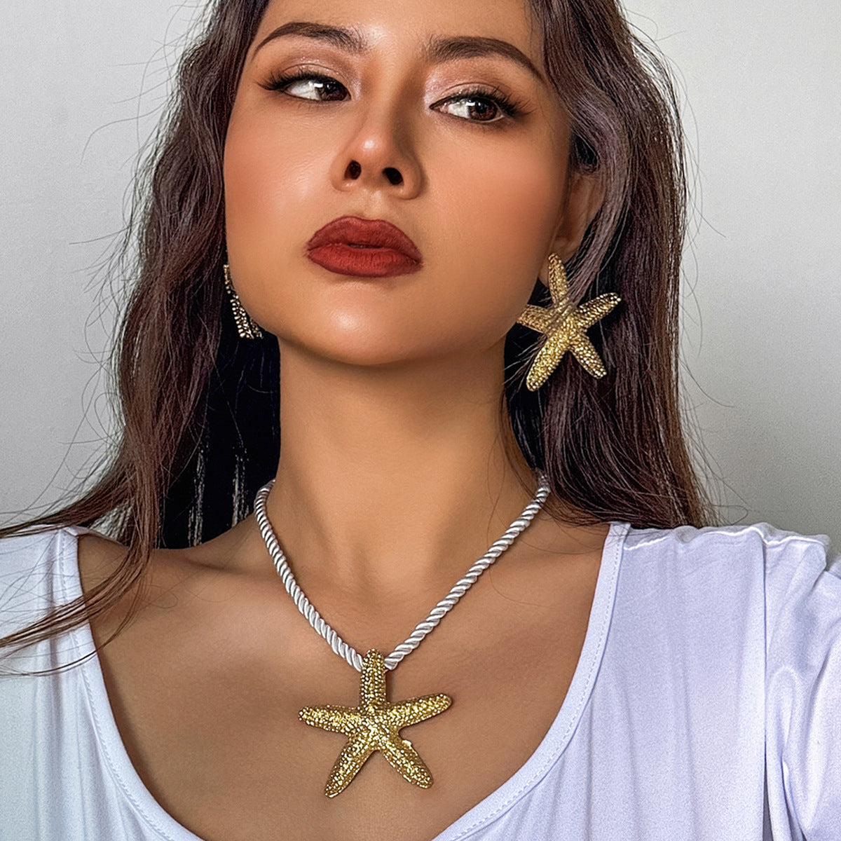Spicy Starfish Pendant Necklace with Ocean Style for Women, Featuring a Single Layer Design and Alloy Material.