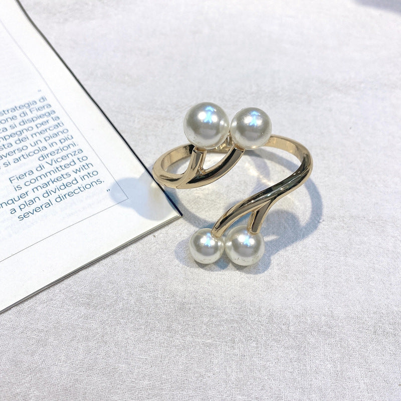 European Style Exquisite Pearl Bracelet with Irregular Gold-plated Zinc Alloy Accents
