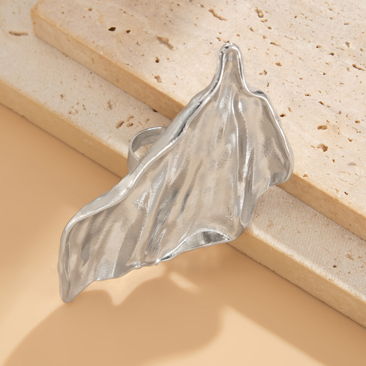 Planderful Vienna Verve Ring – Irregular Winding Design with Imitation Pearl