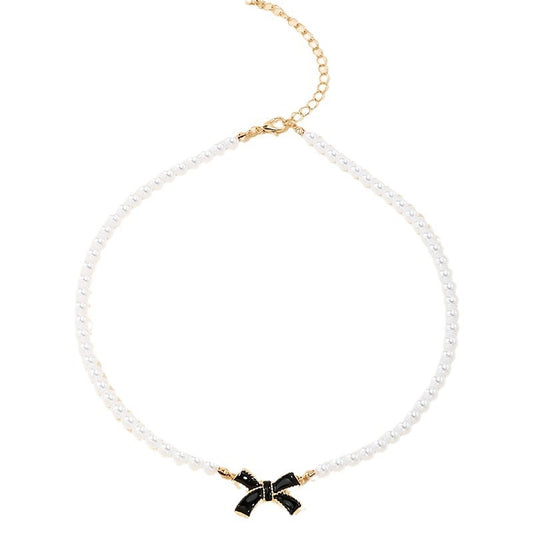 Pearl Bow Necklace with a Touch of Elegance